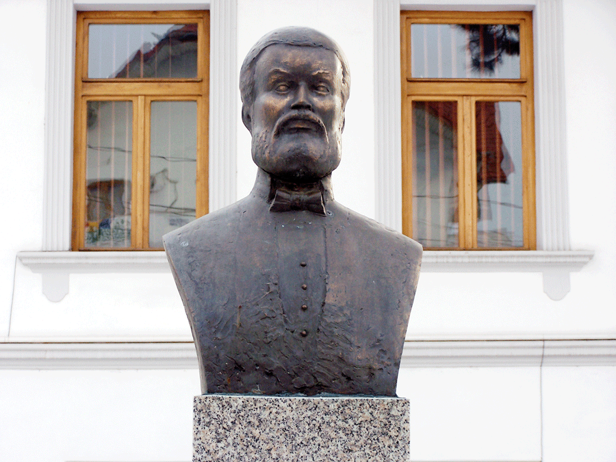 Iată bustul ridicat de contemporanii noştri pentru primul dascăl al unei şcoli publice la Târgu-Jiu, cel care a făcut posibil evenimentul