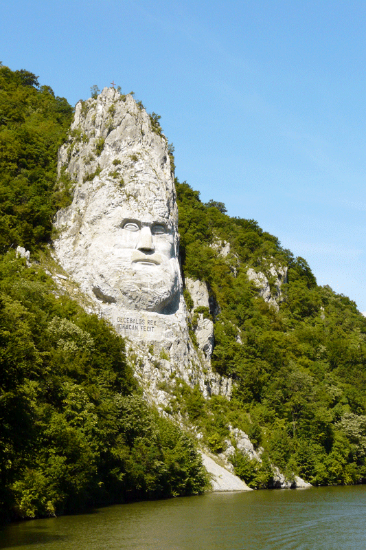 Chipul impunător al lui Decebal a fost reliefat în trup de munte prin efortul a 12 sculptori alpinişti români coordonaţi de Florin Cotarcea.