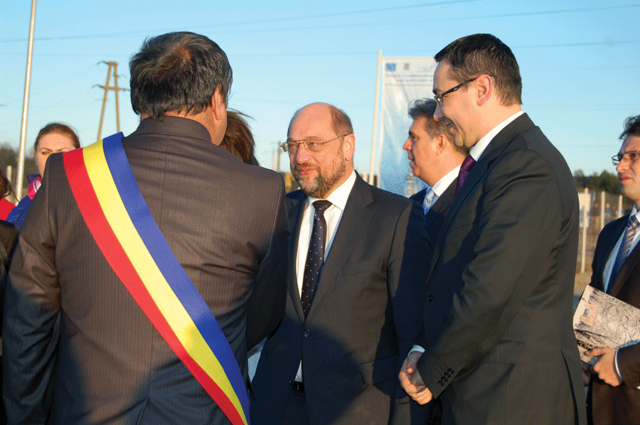 Martin Schulz și Victor Ponta au fost conduși să viziteze investiția de către primarul orașului, Constantin Bobaru