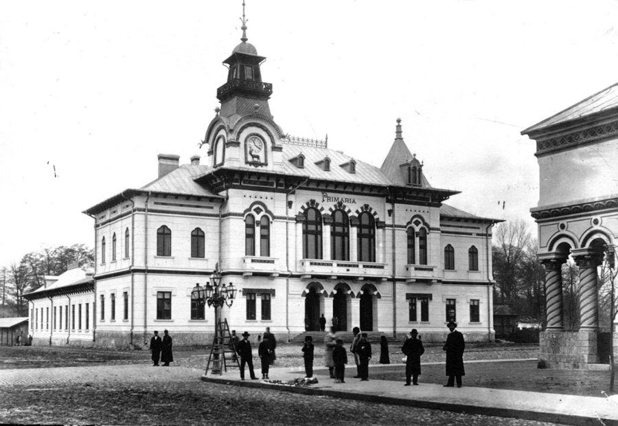 În perioada dintre secolele XIX şi XX sediul administrativ al judeţului era în această clădire