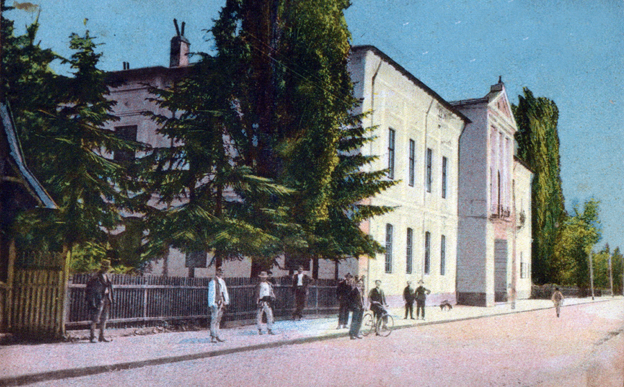 La finele secolului al XIX-lea, sediul Consiliului Judeţean se afla în această clădire care acum adăposteşte Muzeul Judeţean