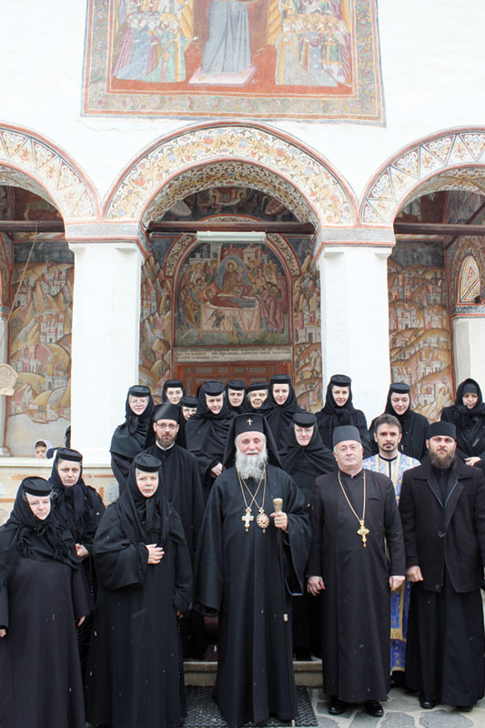 Credincioşii de la Mănăstirea Polovragi au trăit bucuria participării la Liturghia ținută de IPS Părinte Irineu, Mitropolitul Olteniei